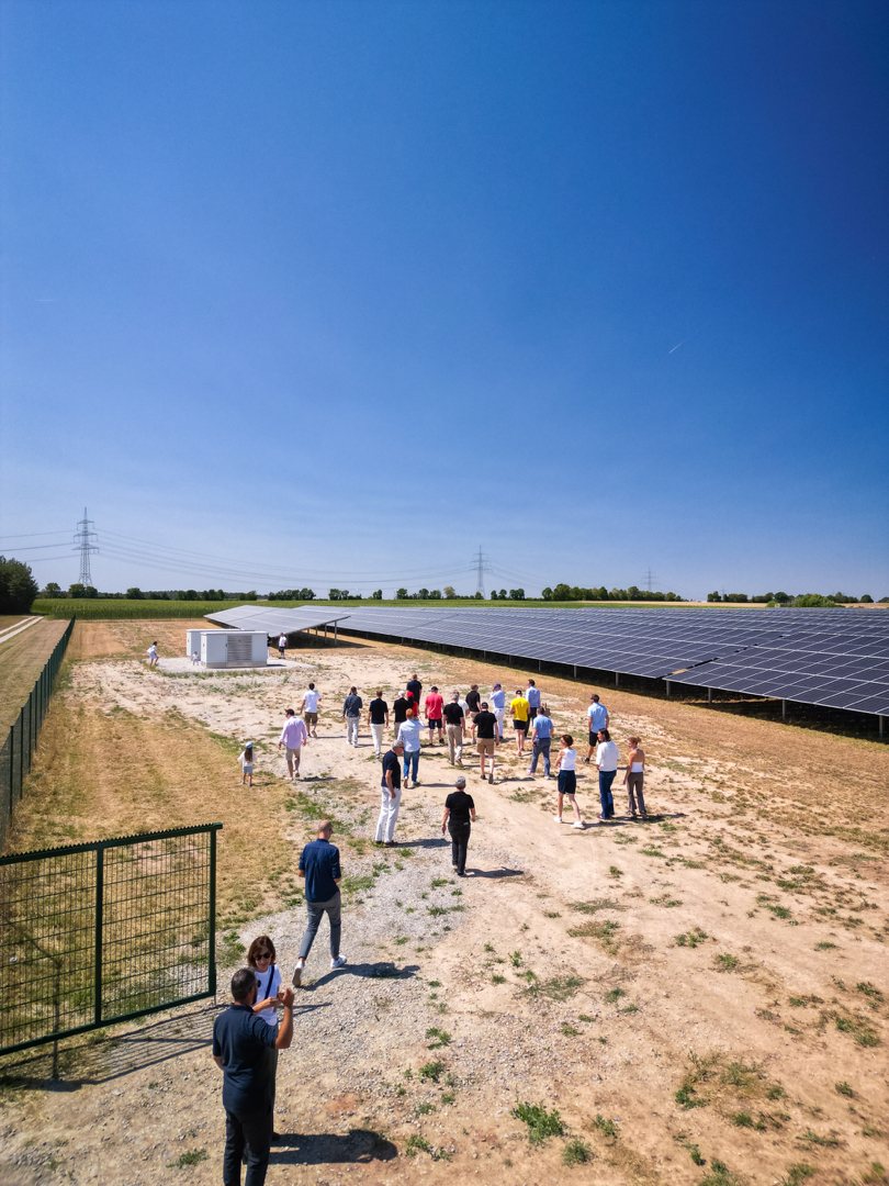 Besuchergruppe auf dem Weg zum Solarpark