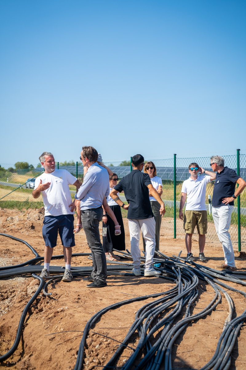 Kunden und Team von Wahle Energy bei der Besichtigung des Solarparks