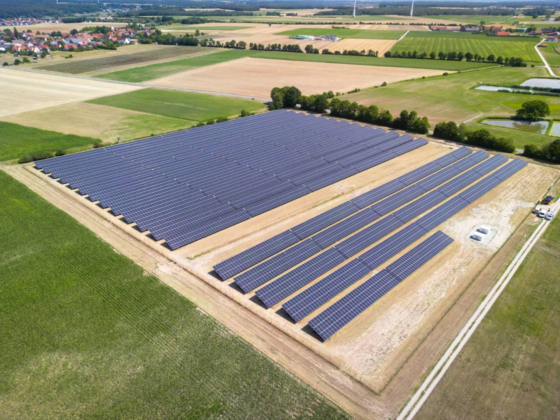 Luftaufnahme des PV-Speicher-Kraftwerks in Bayern