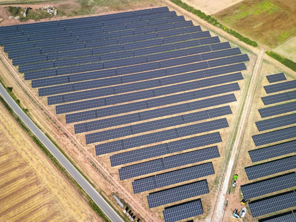Modulreihen des Solarparks aus der Vogelperspektive