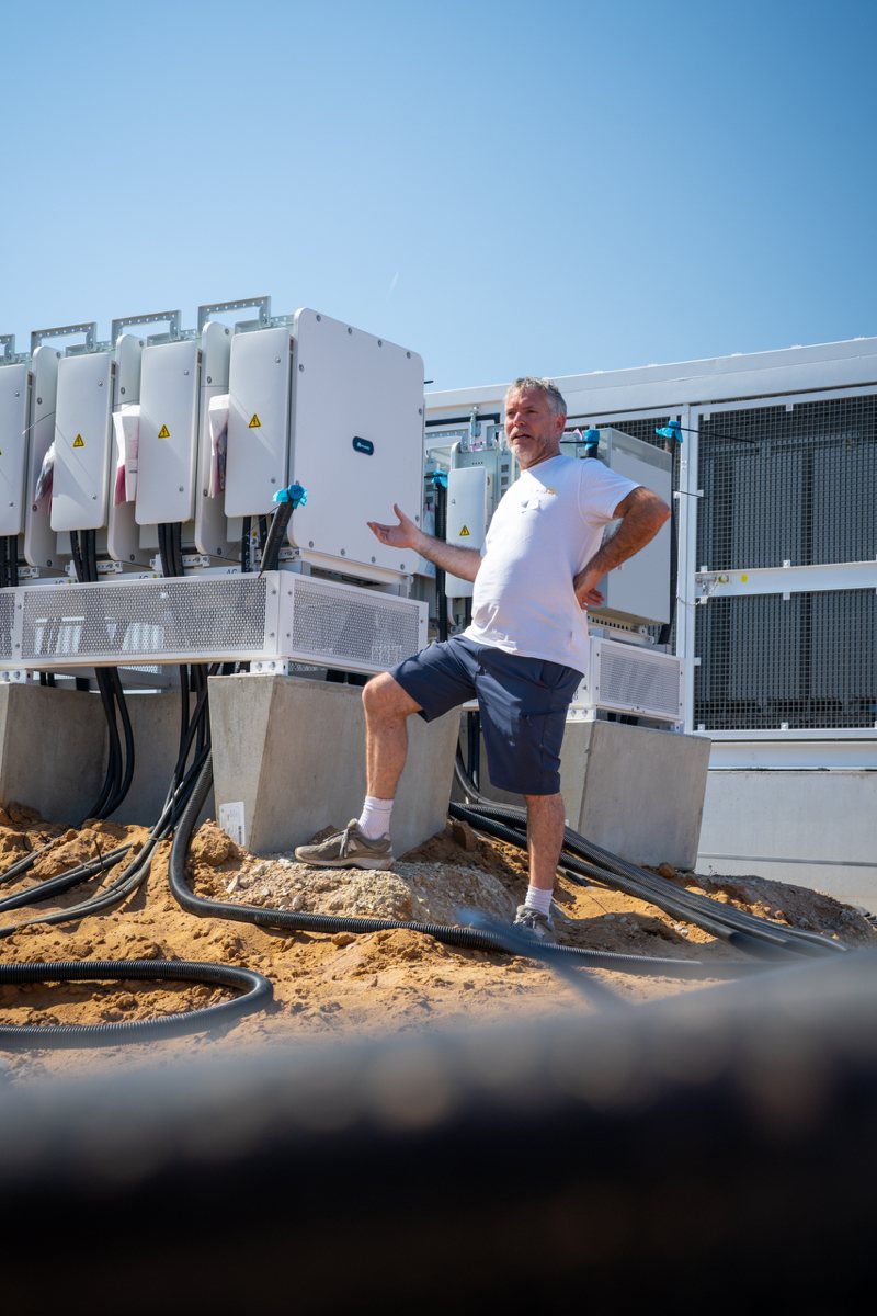 Wechselrichter und Speichertechnik im Solarpark